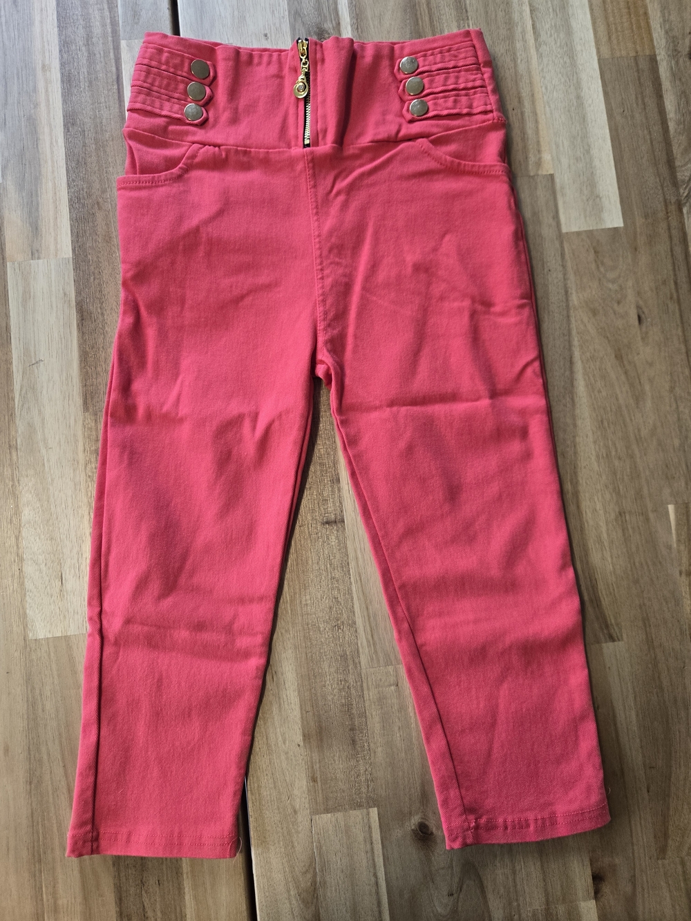 High-Waist Pink Cropped Jeggings with Decorative Buttons